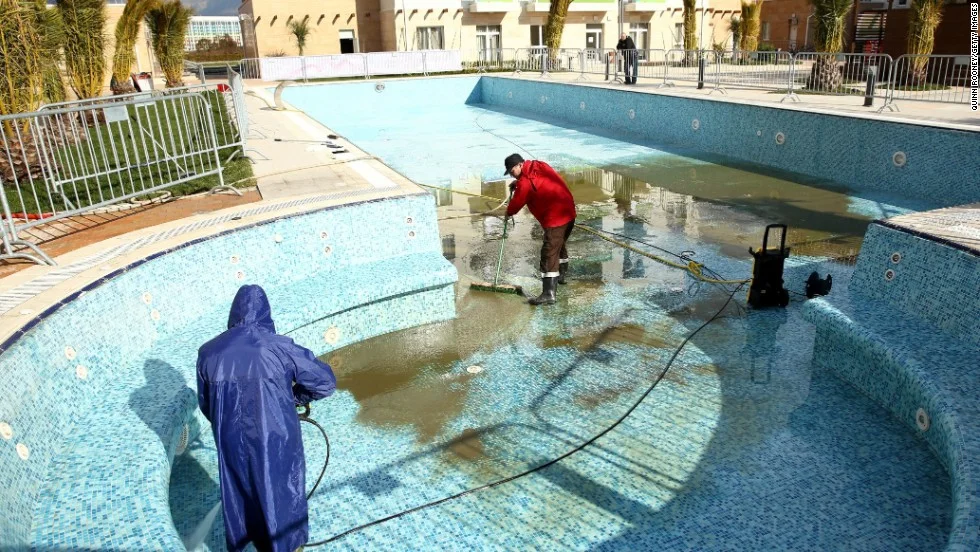 Hút đáy và làm trong nước bể bơi