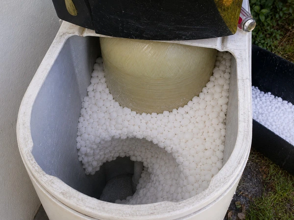 Hiện tượng salt bridging trong brine tank softener