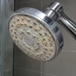 Nước cứng gây đóng cặn trắng trên thiết bị sử dụng nước